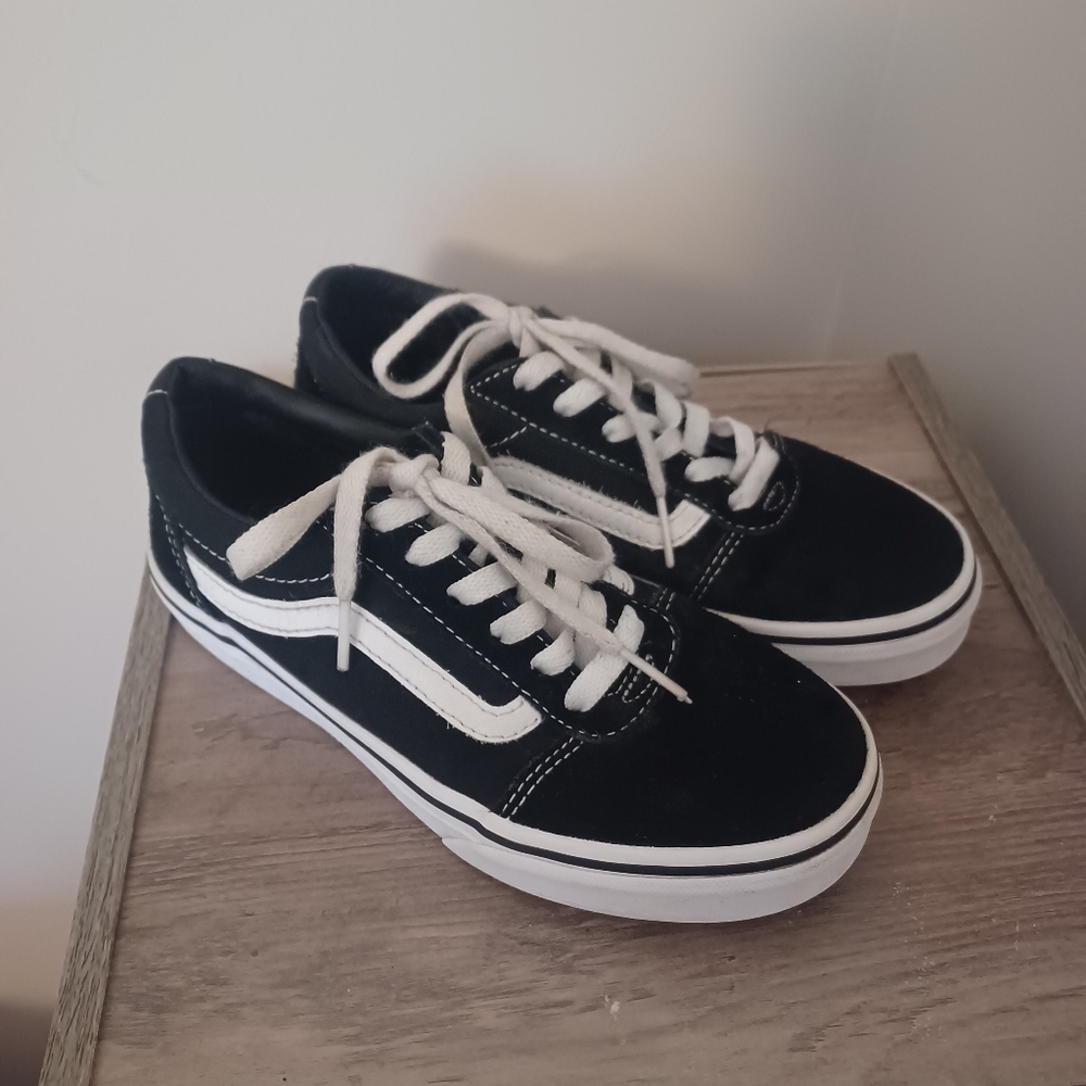 Vans Blk/white Suede Sneakers Youth Sz 3